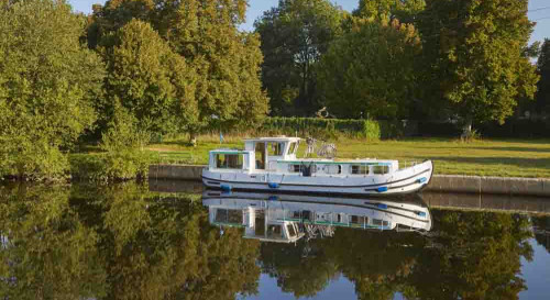 Slow péniche sur le canal